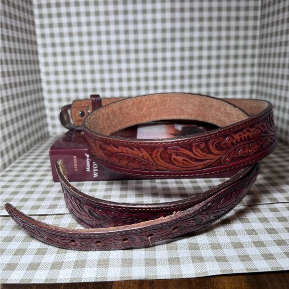 Vintage Style Embossed Leather Belt - Burgundy - Picture 3 of 6